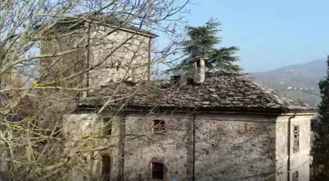 Bettola, il vecchio carcere e la Cappelleta dell'apparizione della Madonna della Quercia.